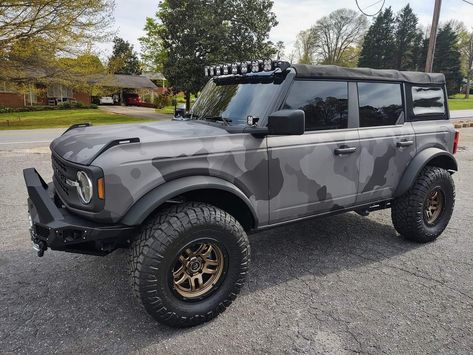 This Ford Bronco just got a whole new level of swag with the Metro Wrap Elite Black Camo! 🖤🖤🖤 Shoutout to the awesome folks at BMB Supply Company for this super sick wrap! 🤩 #metrorestyling #alwanwraps #kingsofvinyl #automotive #paintisdead #cargram #vinylwrap #carwrap #carwrapping #vinylwrapping Camo Wrap Truck, Camo Vans, Camo Truck, How To Paint Camo, Truck Wrap, Camo Wraps, White Truck, Van Wrap, Cars 3