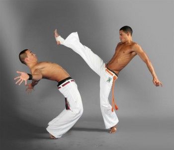 Capoeira is an Afro-Brazilian martial art that combines music, dance, aerobics, and self defense!   You can learn Capeira through the City of Emeryville! Capoeira Moves, Taekwondo Forms, Capoeira Martial Arts, Brazilian Martial Arts, Elements Of Dance, Martial Arts Styles, Hapkido, Anatomy Poses, Martial Artists