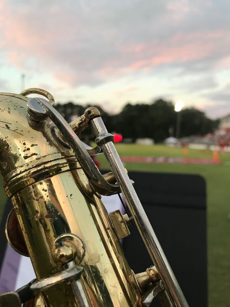 A bari sax and a beautiful sunset in the back. Follow me for moree! 💛💛 Bari Sax Aesthetic, Baritone Saxophone Aesthetic, Sousaphone Aesthetic, Sax Aesthetic, Bari Saxophone, Bari Sax, Band Wallpaper, Band Aesthetic, Baritone Sax