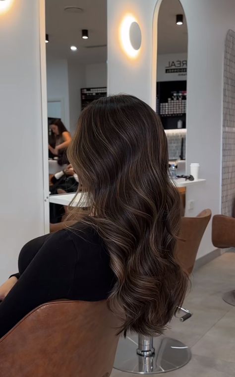 Brunette With Beige Balayage, Ash Brown Highlights On Black Hair, Dark Brown Hair Balayage Caramel, Brunette Beige, Baby Lights Hair Brunette, Balyage Long Hair Brunettes, Haie Style, Black Hair With Brown Highlights, Best Balayage