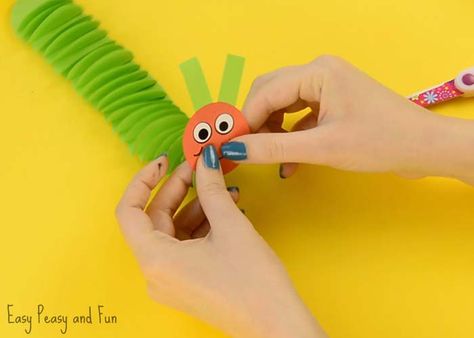 Paper Caterpillar Craft – Paper Circles Crafts Paper Caterpillar Craft, Paper Caterpillar, Bug Craft, Caterpillar Craft, 3d Things, Circle Crafts, Bug Crafts, Craft Kids, Paper Crafts For Kids