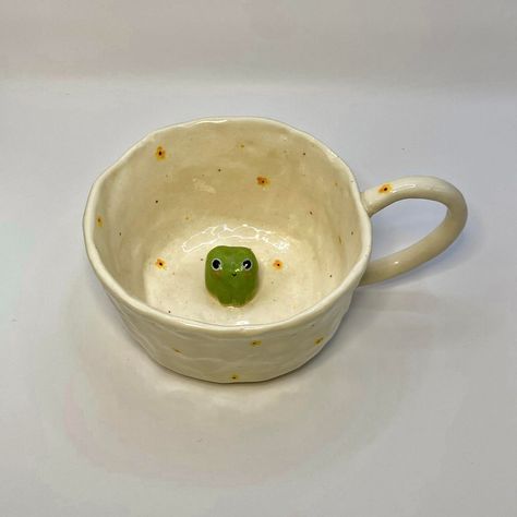 Peekaboo Ceramic Mug, Frog Bowl Clay, Mug With Frog Inside, Fun Ceramic Mug, Clay Cups Handmade, Pottery Cups Handmade, Cute Cups Ceramic, Frog From Clay, Mugs Out Of Clay