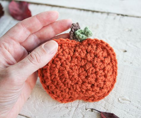 Rustic Crochet Pumpkin Garland | Free Pattern | The Knotted Nest Crochet Pumpkin Free Pattern Applique, Pumpkin Crochet Garland, Fall Crochet Garland, Crochet Pumpkin Applique, Crochet Halloween Garland, Crochet Pumpkin Garland, Crochet Garlands, Crochet Thanksgiving, Rustic Crochet