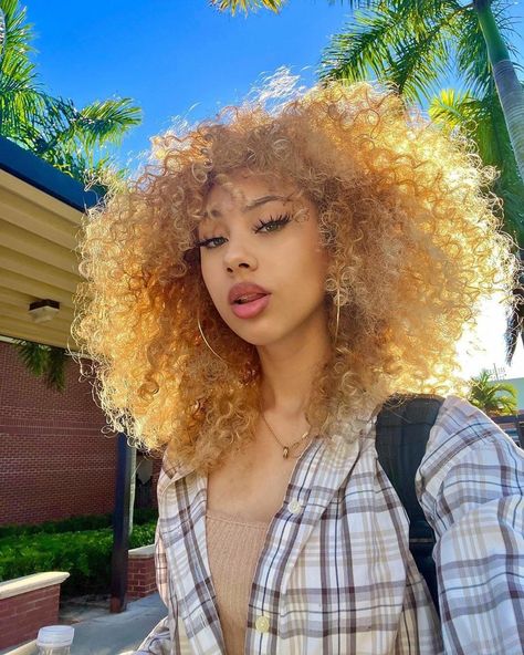 Afro Hairstyles For Women, Sun Hair, Blonde Afro, Pixie Haircut Ideas, Fashion Outfits Dresses, Dyed Curly Hair, Black Barbies, Haircuts Ideas, People Faces