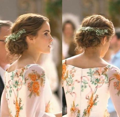 Belle wearing a gorgeous celebration dress Super Hero shirts, Gadgets Emma Watson Hair, Celebration Dress, Emma Watson Belle, Belle Hairstyle, Belle Beauty And The Beast, Belle Beauty, Everyday Hairstyles, Hermione Granger, Emma Watson