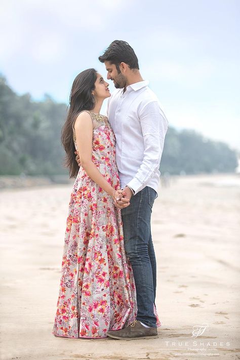 Pre Wedding Photoshoot Beach, Hijab Beach, शादी की तस्वीरें, Pre Wedding Photoshoot Props, Pre Wedding Photoshoot Outfit, Indian Wedding Photography Couples, Wedding Photoshoot Props, Pre Wedding Photoshoot Outdoor, Indian Wedding Couple Photography