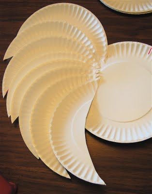 paper plate ange wings!!!  I wonder if i could make one of these that would look good on the wall?? hmmm Make Angel Wings, Headdress Diy, Diy Angel Wings, Angel Wings Costume, Diy Angels, Diy Wings, Diy Nativity, Christmas Pageant, Christmas Program