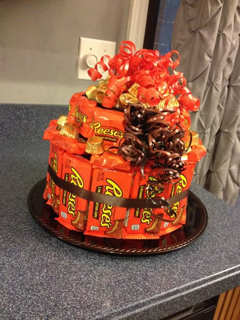 Reese's peanut butter cup candy bar cake. Perfect for the candy lover. Reeses Peanut Butter Cups Gift Ideas, Reese’s Peanut Butter Cup Gift Ideas, Reeses Party Ideas, Reese Cup Bouquet Diy, Reese Cup Gift Ideas, Reeses Birthday Gift Ideas, Reese’s Valentines Ideas, Reeses Gift Ideas Diy, Reese’s Gift Basket