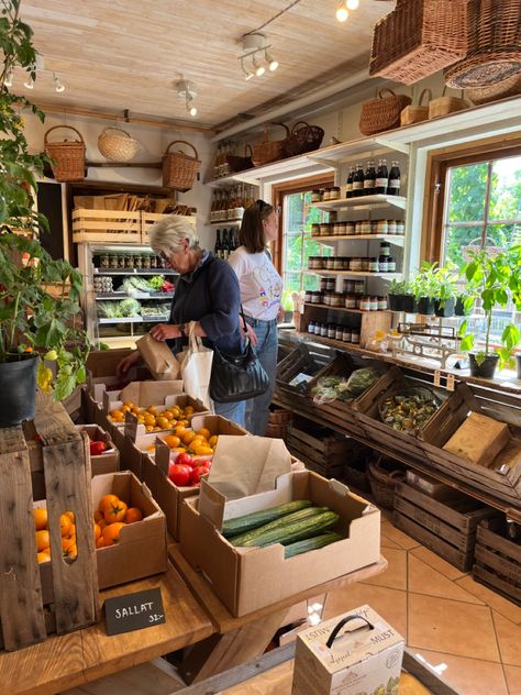 Storage Shed Store, Farm Grocery Store, Home Grocery Store, Small Grocery Store Design Interior, Small Farm Store Ideas, Farm Store Aesthetic, Mercantile Store Ideas Vintage, Small Market Store Design, Farm Store Display