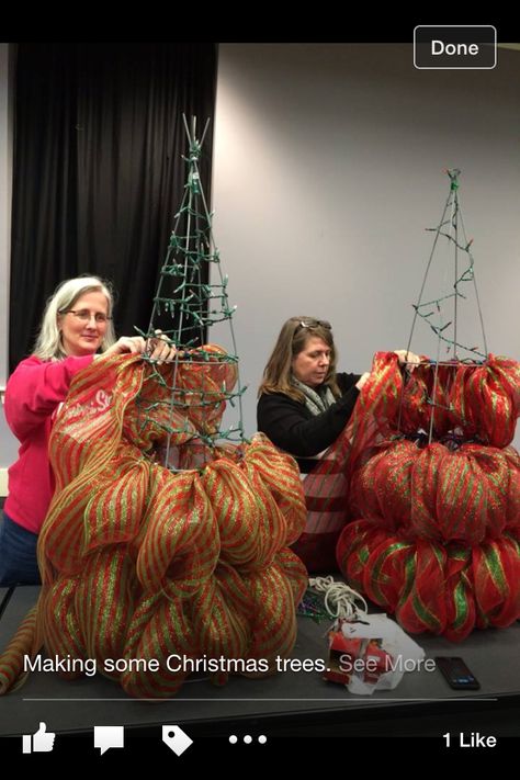 Christmas trees using mesh & chenille stems  - original link leads to a defunct website,  this video was close but horizontal - looks like these ladies go in a zig-zag vertical motion ↗︎⤵︎⤴︎⤵︎⤴︎⤵︎ each ring level :) #mesh #pipecleaners #Christmas Tomato Cage Crafts, Christmas Decorating Hacks, Mesh Christmas Tree, Outdoor Trees, Creative Christmas Trees, Tomato Cages, Beautiful Trees, Noel Christmas, Christmas Deco