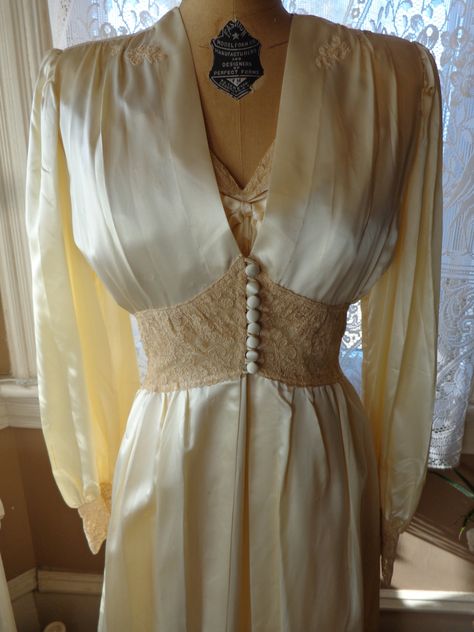 Vintage 1940's Peignoir Set Nightgown Robe Hollywood Glamour Vintage Peignoir, 1930's Dresses, Nightgown Robe, Silk Dress Vintage, Lingerie Vintage, Peignoir Sets, Vintage Nightgown, 1930s Fashion, 1940s Fashion