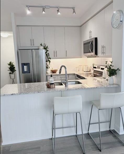 Aesthetic Small Kitchen Apartment, Minimalist Kitchen Apartment, Apartment Kitchen White, Dream Apartment Kitchen, Kitchen Apartment Aesthetic, Living Room Kitchen Apartment, Apartment Decor Kitchen, Kitchen Apartment Ideas, Apartment Kitchen Aesthetic