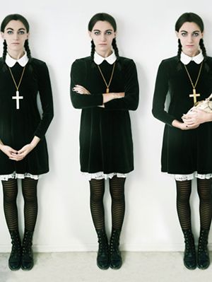 15 DIY '90s Movie Character Halloween Costume Ideas For Girls | Gurl.com Movie Character Halloween Costumes, Wednesday Addams Costume, Hallowen Costume, Diy Kostüm, Halloween 2013, 90s Girl, Halloween 2015, Fantasias Halloween, Halloween Inspiration