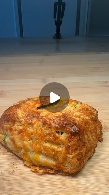 Noor - Recipe Creator on Instagram: "Jalapeños & Cheddar  Ingredients-  3/4 cup/170 grams cold unsalted butter 3⅓ cups/425 grams all-purpose flour, plus more for rolling 1 tablespoon baking powder 2½ teaspoons kosher salt (such as Diamond Crystal) or 1¾ teaspoons fine sea salt.  1¼ cups/300 grams cold buttermilk 1 egg (for brushing on top before placing them into the oven) 1/2 cup cheddar cheese shredded (optional) 1 jalapeño sliced into quarters (optional)  Bake at 375F for 35 mins.  I adapted this recipe from a recipe shared by Eric Kim at NYT cooking. The original recipe included sugar (which I removed because I wanted a savoury version) and I put in that you need to brush your biscuits with a beaten egg to get that crispy crust. #biscuits#scones#cheesebiscuits#baking#feedfeed#recipesha Cottage Cheese Biscuits Recipe, Jalapeno Cheddar Biscuits, Homemade Bread Recipes Easy, Cheddar Biscuits, Biscuit Bread, Biscuit Rolls, Nyt Cooking, Easy Bread Recipes, Bread And Pastries