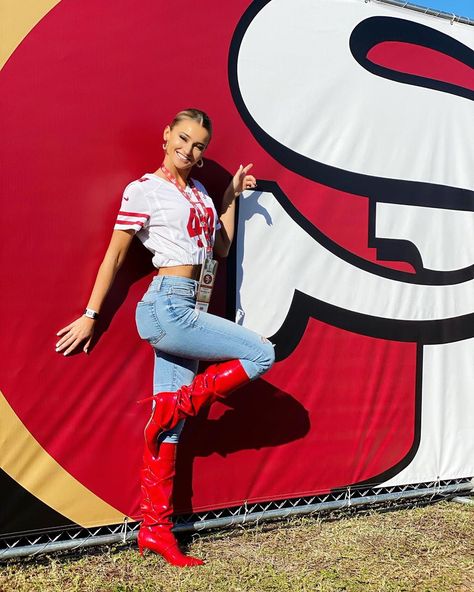 4,105 Me gusta, 65 comentarios - Kristin Juszczyk (@kristinjuszczyk) en Instagram: "May not have been the outcome we wanted but I could not be more proud of @juicecheck44 and all of…" Kristin Juszczyk Outfits, 49ers Woman Outfit, Nfl Fashion Womens, 49er Jersey Outfits Women, 49ers Outfit Women, Kristin Juszczyk, Football Sunday Outfit, San Francisco 49ers Game Day Outfit, Cute Football Outfit