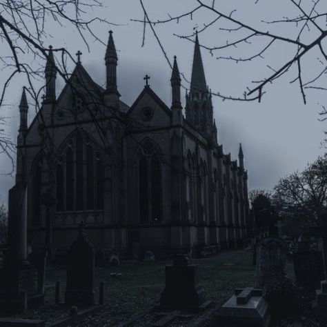 Gothic Graveyard Aesthetic, Gothic Cemetery Aesthetic, Cemetery Grunge Aesthetic, Gothic Vampire Castle Aesthetic, Grunge Castle Aesthetic, Wammy's House, Gothic Buildings, Gothic Castle, Slytherin Aesthetic