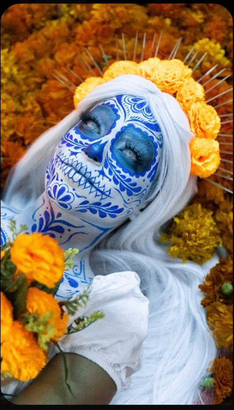 Blue Catrina Makeup, Full Face Makeup Art, La Catrina Art, Makijaż Sugar Skull, Mexican Halloween Costume, Mexican Makeup, Sugar Skull Face Paint, Catrina Makeup, Halloween Makeup Sugar Skull