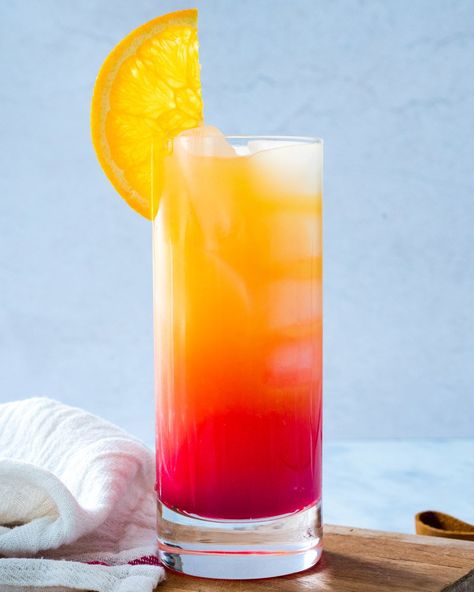 Vodka Sunrise Cocktails, Orange Vodka Cocktails, Sunrise Drink, Dinner Party Drinks, Cocktails Made With Vodka, Drinks Vodka, Vodka Mixed Drinks, Orange Juice Cocktails, Vodka Orange