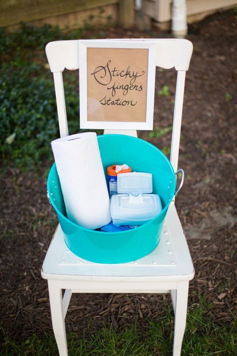 Sticky fingers station! Equipped with hand wipes and paper towels for S'mores cleanup, and bug spray for fending off the mosquitoes. Bonfire Birthday Party, Bonfire Birthday, Smores Party, Campfire Party, Backyard Bonfire, Bonfire Party, Harvest Party, Sticky Fingers, Decor Ikea