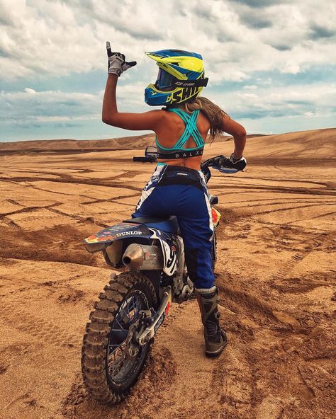 Motocross Equipment, Motocross Girls, Dirt Motorcycle, Bike Couple, Cute Country Couples, Motocross Love, Dirt Bike Girl, Motorbike Girl, Bike Photoshoot