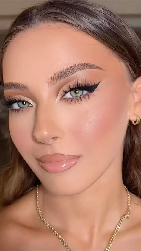 #MakeupArt#MakeupLooks#MakeupTutorial#BeautyTips#MakeupInspiration#MakeupAddict#GlamMakeup#MakeupGoals#MakeupLover#MakeupFails#MakeupMistakes#BeautyBlunders#MakeupOops#MakeupGoneWrong#MakeupDisaster#MakeupRealTalk#MakeupTruths#MakeupIdeas#MakeupLooks#MakeupLooksNatural#MakeupIdeas2024#WinterMakeupIdeas#ChristmasMakeup#ChristmasMakeupLook Full Glam Bridal Makeup Blue Eyes, Wedding Makeup For Green Eyes Brown Hair, Cat Eye Wedding Makeup, Foxy Eyes Make Up, Foxy Eyes, Glam Eye Makeup, Makeup Ojos, Gold Makeup Looks, Classy Makeup