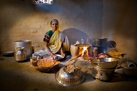 Laksmi in her Kitchen, Maharashtra, India | Laksmi Bai Jadav… | Flickr Village Photography, India Photography, Art Village, Om Namah Shivaya, Indian Art Paintings, Village Life, Realistic Art, India Art, Human Figure