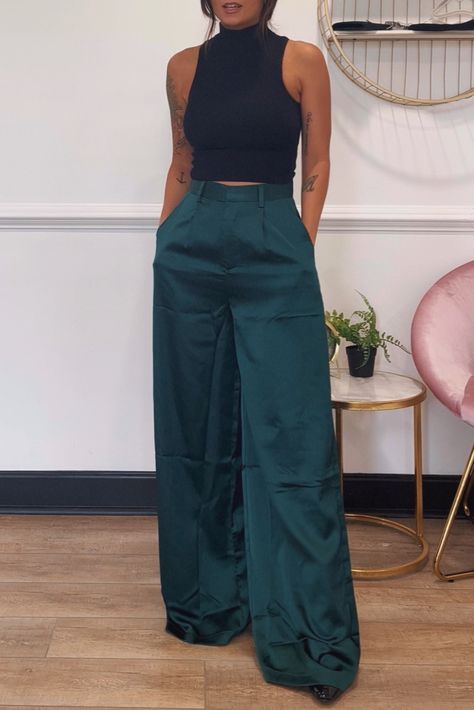 Satin Jeans Outfit, Satin Pants Wedding, Satin Green Pants, Silk Dress Pants Outfit, Green Casual Outfit For Women, Semi Formal Wide Leg Pants Outfit, Stain Pants Outfit, Green Satin Trousers Outfit, Outfits With Silk Pants