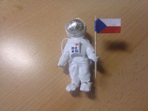 Picture of Making an astronaut using paper and tape How To Make An Astronaut, Spa Crafts, Diy Astronaut, Astronaut Diy, Astronaut Craft, Space Project, Colored Tape, Toilet Paper Tube, Diy Space