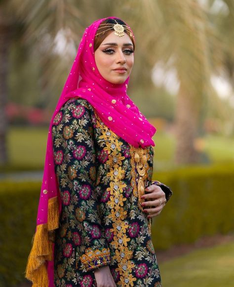 Beautiful Omani Traditional Costume Omani Dress Woman, Omani Traditional Dress, Omani Clothing, Omani Dress, Traditional Costume, Asian Outfits, Doll Clothes American Girl, Traditional Clothing, Amazing Photos