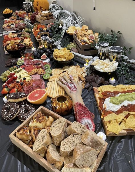 30+ Enchanting Halloween Party Ideas for a Bewitching Bash - Days Inspired Halloween Food Setup Ideas, Halloween Snack Ideas For Adults, Halloween House Warming Party Ideas, Halloween Dinner Party Decor, Halloween Get Together Ideas, Halloween Event Ideas, Halloween Party Ideas For Adults Theme, Booday Party, Halloween Birthday Party For Adults