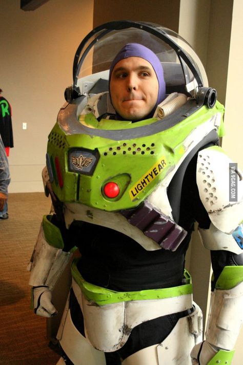 Epic Buzz Lightyear Cosplay Disfraz Buzz Lightyear, Disfraz Toy Story, Buzz Lightyear Costume, Cosplay Disney, Armadura Cosplay, Best Cosplay Ever, Playing Dress-up, Cosplay Inspiration, Epic Cosplay