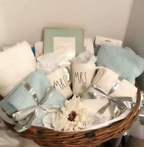 Bathroom Bridal Shower Basket, Bridal Shower Bath Towel Gift Basket, Bridal Shower Spa Gift Basket, Recipe Box For Bridal Shower The Bride, Gift Basket Ideas Wedding, Bridal Basket Ideas, Bride Basket Gift Ideas, Bridal Shower Gifts For Bride Baskets, Bridal Shower Gift Ideas Baskets