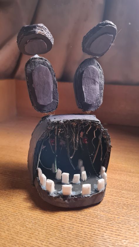 Fnaf Sculpture, Fnaf Arts And Crafts, Fnaf Cardboard Crafts, Fnaf Crafts For Room, Withered Bonnie Cosplay, Fnaf Craft Ideas, Fnaf Things To Make, Fnaf Bracelet Ideas, Fnaf Crafts Diy