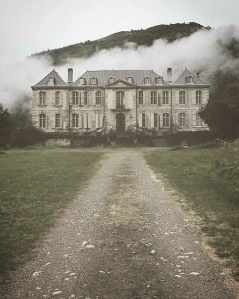 Creepy Houses, Old Mansion, Abandoned Mansion, Old Abandoned Houses, Old Mansions, Abandoned Castles, This Old House, Abandoned Mansions, Haunted Places