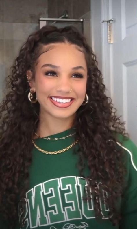 Curly Hair Goals: 25 Gorgeous Styles to Try Cute Curly Hairstyle, Curly Hair Goals, Curled Hairstyles For Medium Hair, Super Curly Hair, Quick Curly Hairstyles, High Bun Hair, Curly Hair Beauty, Mixed Curly Hair, Curly Hair Videos