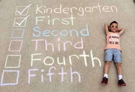 1st Grade Chalk Art, First Grade Picture Ideas, 2nd Grade Photo Shoot Ideas, 1st Grade Photo Shoot, First Grade Graduation Ideas, First And Last Day Of School Pictures, Last Day Of School Chalk Art, 1st Day Of School Pictures Ideas, Last Day Of School Picture Ideas