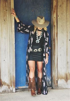 buckin' wild boutique cowgirl magazine Black And Gold Western Outfit, Bluegrass Outfit, Nashville Outfits Plus Size, Cowgirl Model, Mode Country, Family Photo Outfits Winter, Nfr Outfits, Cowgirl Style Outfits, Fall Family Photo Outfits