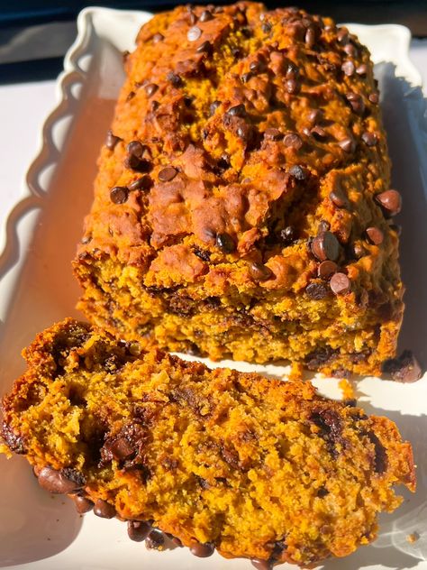 Oatmeal Chocolate Chip Pumpkin Bread Gluten Free Pumpkin Bread, Fall Apple Recipes, Vegan Pumpkin Recipes, Moist Pumpkin Bread, Oatmeal Bread, Pumpkin Chocolate Chip Bread, Peanut Butter Pumpkin, Vegan Thanksgiving Recipes, Oatmeal Chocolate Chip