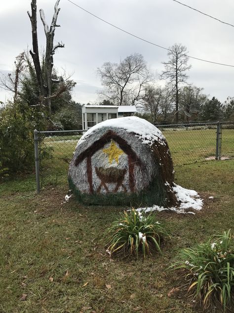 Square Hay Bale Christmas Decor, Christmas Hay Bales Decoration, Round Hay Bale Decorating Ideas Christmas, Hay Bale Decorating Ideas Christmas, Hay Bale Christmas Ideas, Hay Bale Christmas Decor, Christmas Hay Bale Ideas, Christmas Hay Bale Decor, Christmas Hay Bales