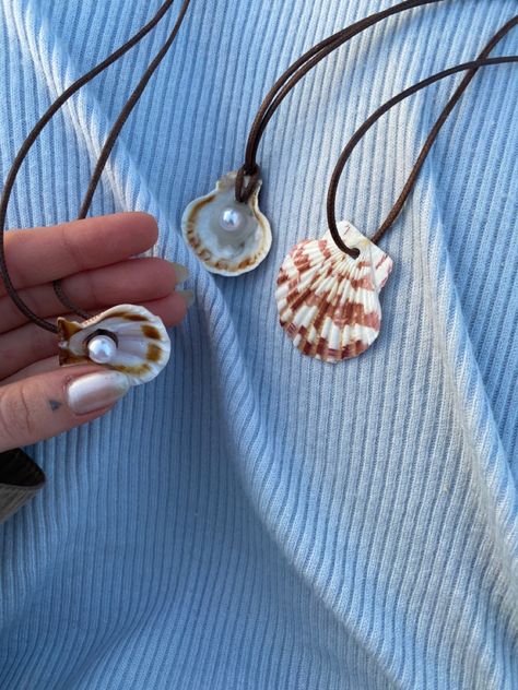 Diy Sea Shell Jewelry Ideas, Homemade Seashell Jewelry, Seashells Jewelry Diy, Shells Jewelry Ideas, Homemade Shell Jewelry, Sea Shell Jewelry Diy, Mermaid Jewelry Aesthetic, What To Do With Shells, Shell Diy Jewelry