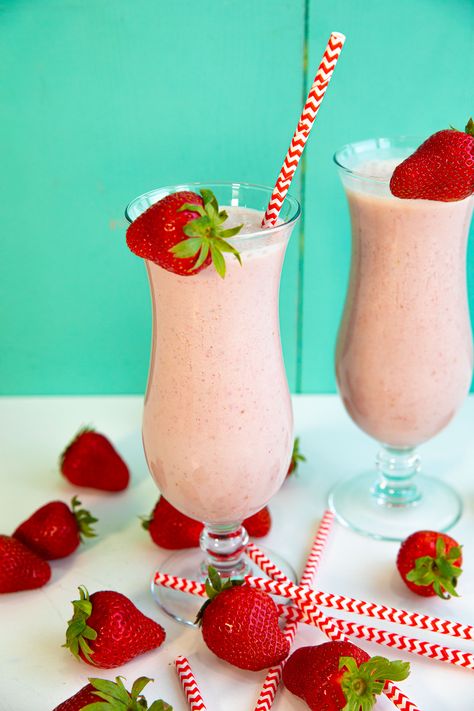 Strawberry Smoothies (Dairy-Free version included!) | The Kitchen Magpie Strawberry Smoothie Recipe Simple, Strawberry Smoothie Healthy, Strawberry Smoothie Recipe, Homemade Strawberry Lemonade, Strawberry Pretzel Salad, Smoothie Recipes Strawberry, Honey Yogurt, Dessert Smoothie, Strawberry Topping