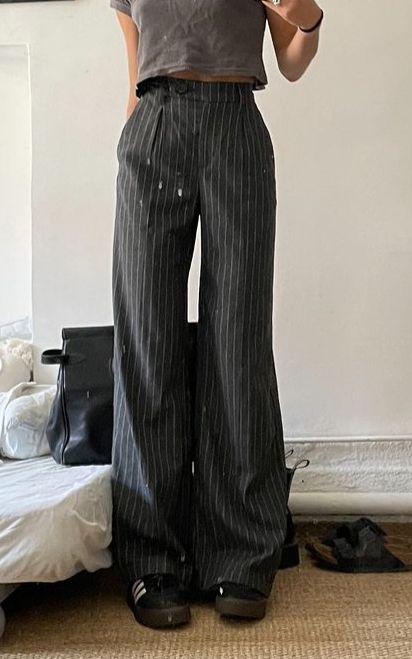 Pin Stripped Pants Outfit, Black Striped Trousers Outfit, Pin Stripe Pants Outfit Aesthetic, Wide Leg Pinstripe Pants Outfit, Pinstripe Trousers Outfit Casual, Pinstripe Trousers Outfit Aesthetic, Black Pinstripe Trousers Outfit, How To Style Pinstripe Pants, Pin Stripe Outfit