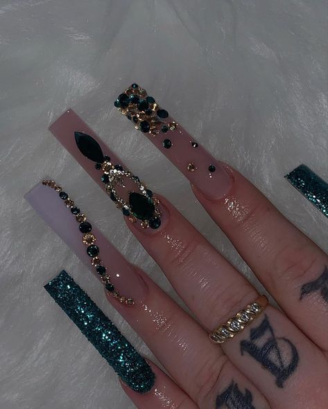 Nail Designs Bling, Emerald Nails, Green Acrylic Nails, Nails Design With Rhinestones, Girly Acrylic Nails, Glow Nails, Dope Nail Designs, Long Acrylic Nails Coffin, Acrylic Nails Coffin Pink