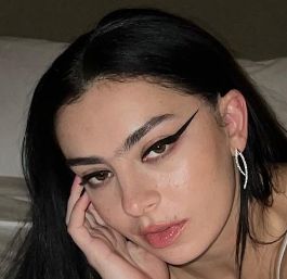 Charli Xcx Eye Makeup, Charli Xcx Makeup Brat, Charlie Xcx Makeup, Charli Xcx Makeup, Charlie Xcx Outfits, Charlie Xcx Aesthetic, Charli Xcx Outfits, Brat Makeup, Charli Xcx Aesthetic