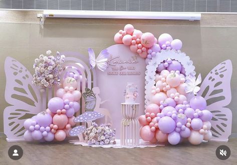 Butterfly Balloons Arch, Butterfly Wood Backdrop, Butterfly Purple Themed Birthday Party, Butterfly Themed Backdrop Ideas, Flowers And Butterflies Backdrop, Butterfly Themes For Birthdays, Butterfly Themed Decorations, Fairy Theme Birthday Decoration, Butterfly Balloon Backdrop