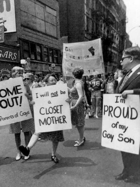 ''I’m proud of my gay son'', New York City 1974 Lgbt History, Protest Signs, I'm With The Band, Power To The People, Pride Parade, Historical Pictures, Proud Of Me, Faith In Humanity, Vintage Photo