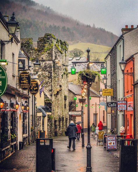 11 Peaceful Irish Towns You Should Just Pack Up And Move To For The Summer - Lovin.ie Irish Coastal Town, Claire Keegan, Roscommon Ireland, Weird Town, Irish Town, Irish Beach, Irish Things, Dublin Travel, Irish Fashion