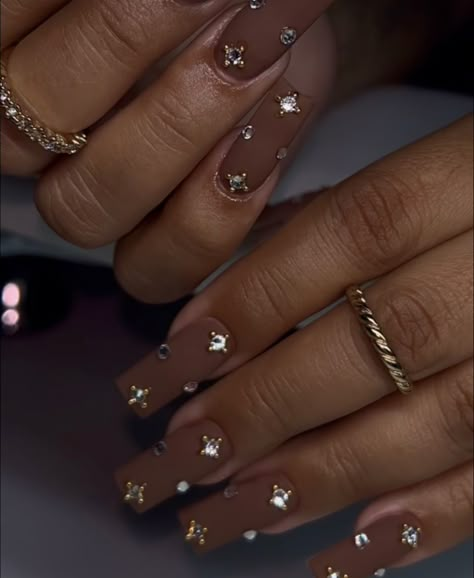 Brown Nails With Jewels, Chocolate Brown Nails With Rhinestones, Brown Diamond Nails, Dark Brown Nails Acrylic Design, Graduation Nails Brown, Brown Nails Design With Rhinestones, Brown Prom Nails Acrylic, Gel X Brown Nails, Gem Birthday Nails