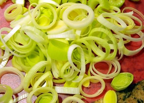 Onion Leeks, Cookbook Collection, Fall Vegetables, Cooking Basics, Cook At Home, Vegetable Soup, Kitchen Tips, Leeks, Kitchen Hacks