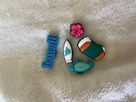 Croc Pins Aesthetic, Aesthetic Crocs Jibbitz, Aesthetic Crocs Charms, Croc Jibbitz Ideas Aesthetic, Crocs Charms Ideas, Cute Croc Jibbitz Ideas, Crocs Gibbets, Crocs Jibbitz Aesthetic, Croc Charms Aesthetic